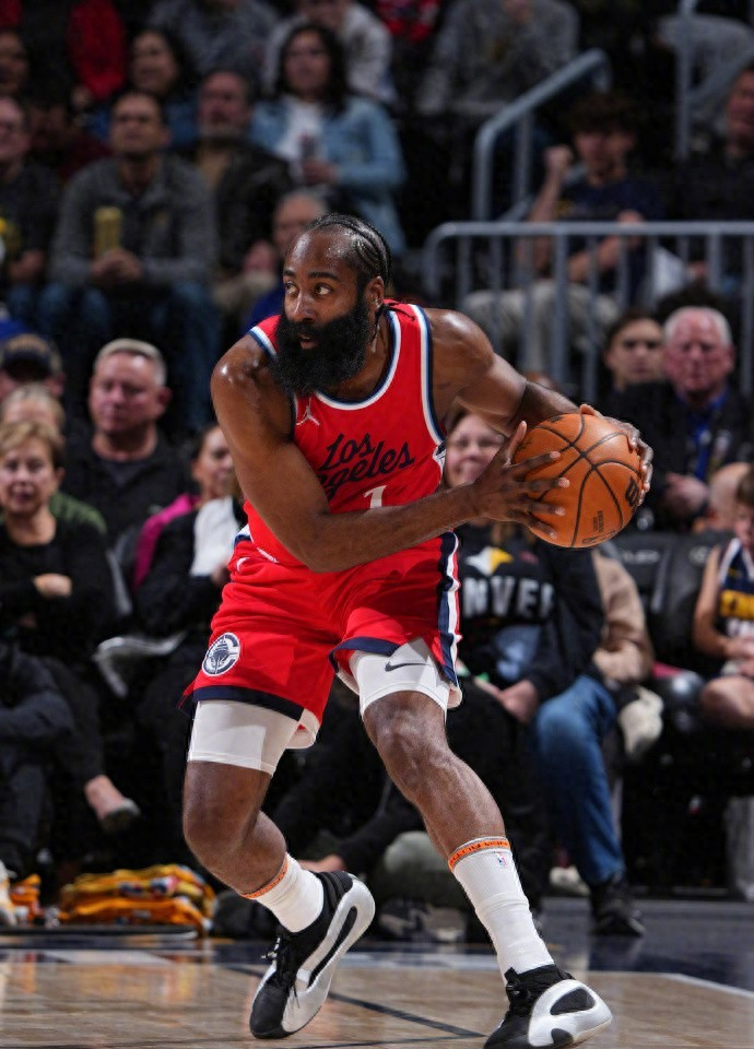 蜂鸟电竞-今晚体能课后，纽约尼克斯调整名单备战CBA季后赛，质疑声仍在，更衣室氛围转暖的简单介绍