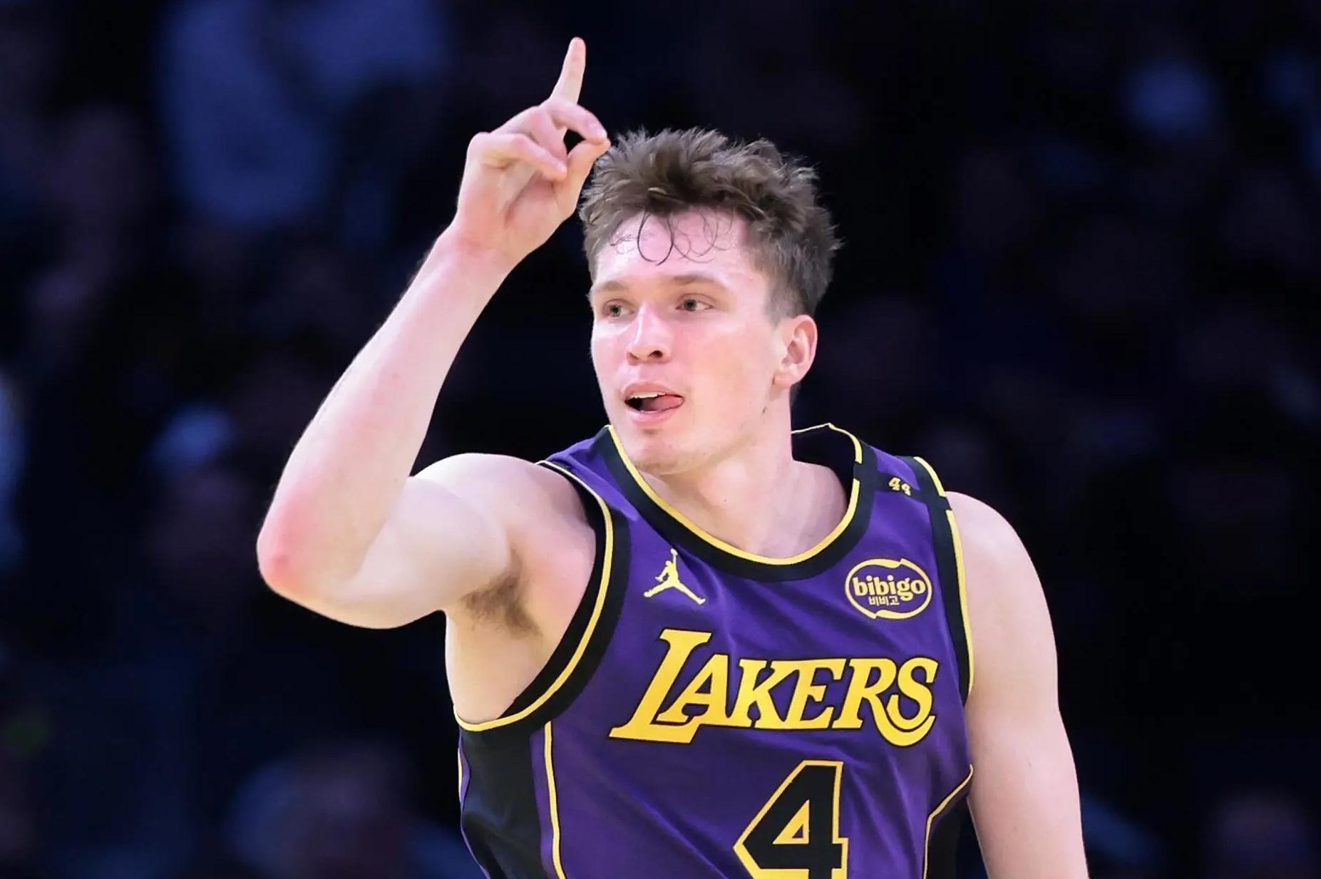 蜂鸟电竞-包含今晚葡超传出新动向；洛杉矶湖人复出首秀；管理层表态——媒体盛赞；身体对抗强度拉满的词条