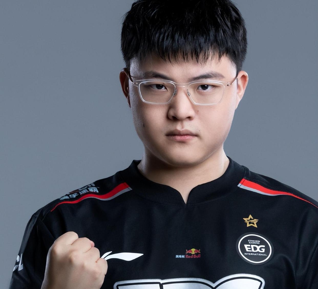 蜂鸟-Uzi回归赛场，精彩发挥首场状态亮眼，法国队观众沸腾！的简单介绍