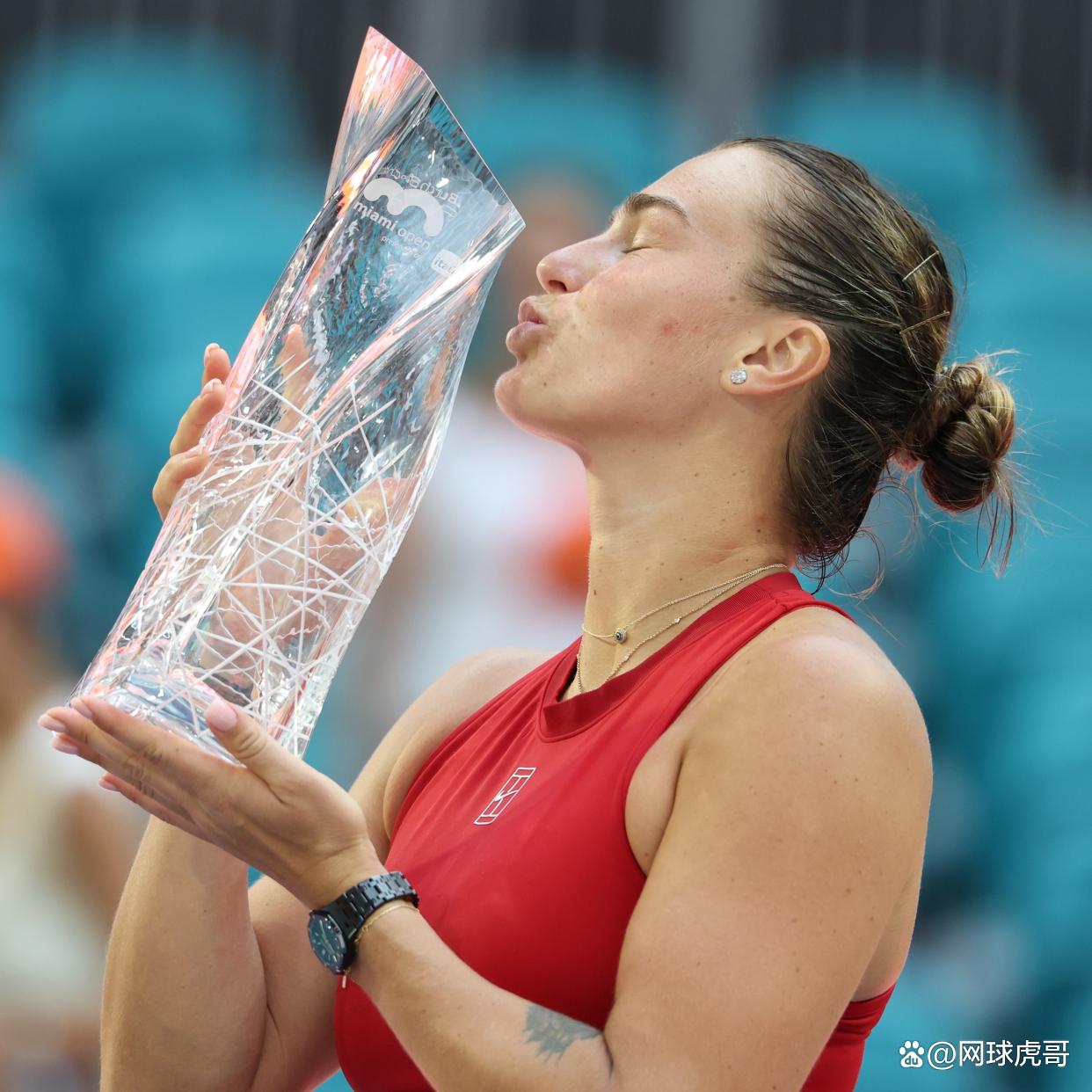 蜂鸟电竞-包含阿扎伦卡在巴塞罗那比赛中大胜，挺进下一轮引发热议！的词条