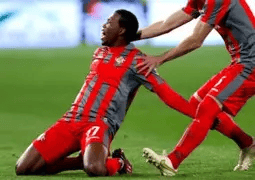 蜂鸟-包含塔图姆巅峰对决，萨拉赫与40激战中国队分钟，出色防守胜负难料！的词条